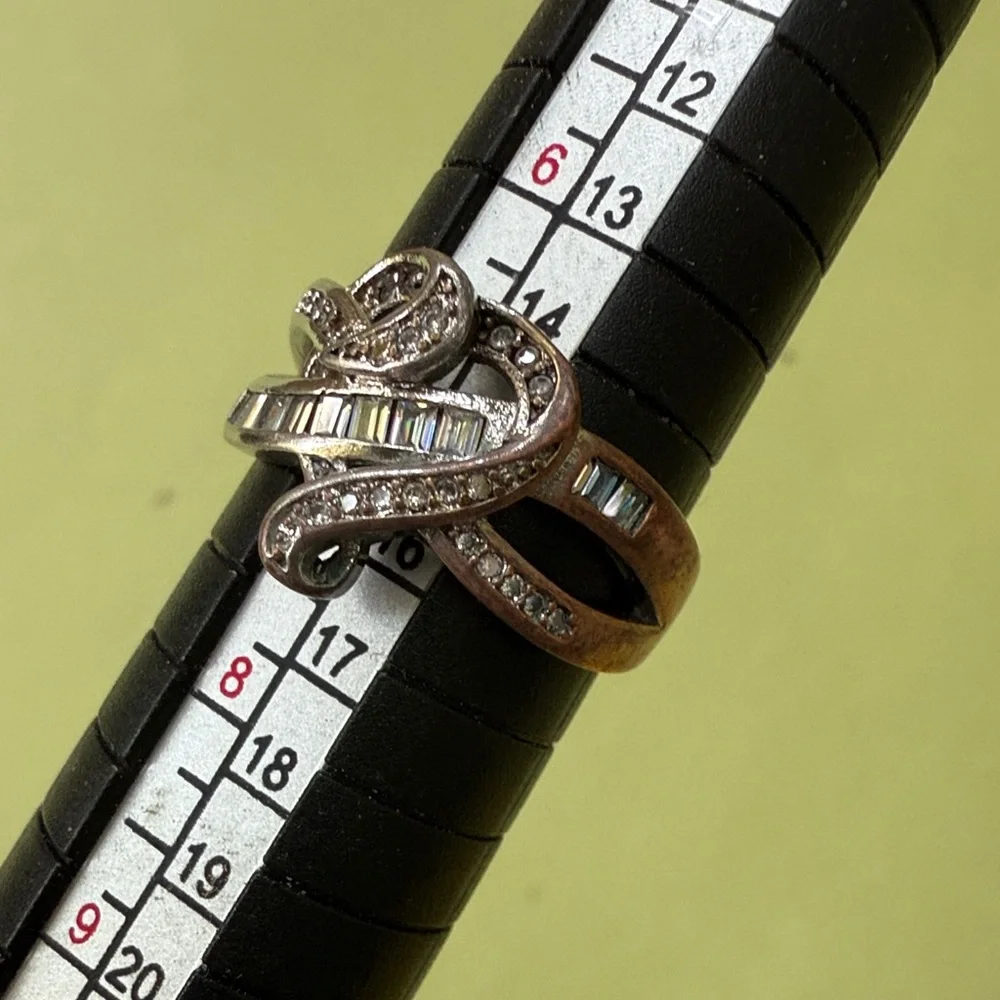 Elegant and Unique Vintage Sterling Silver Ring with Sparkle Cristals
